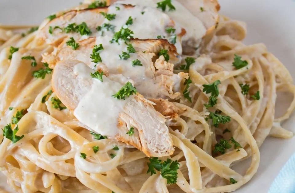 Tagliatelle alfredo con pollo