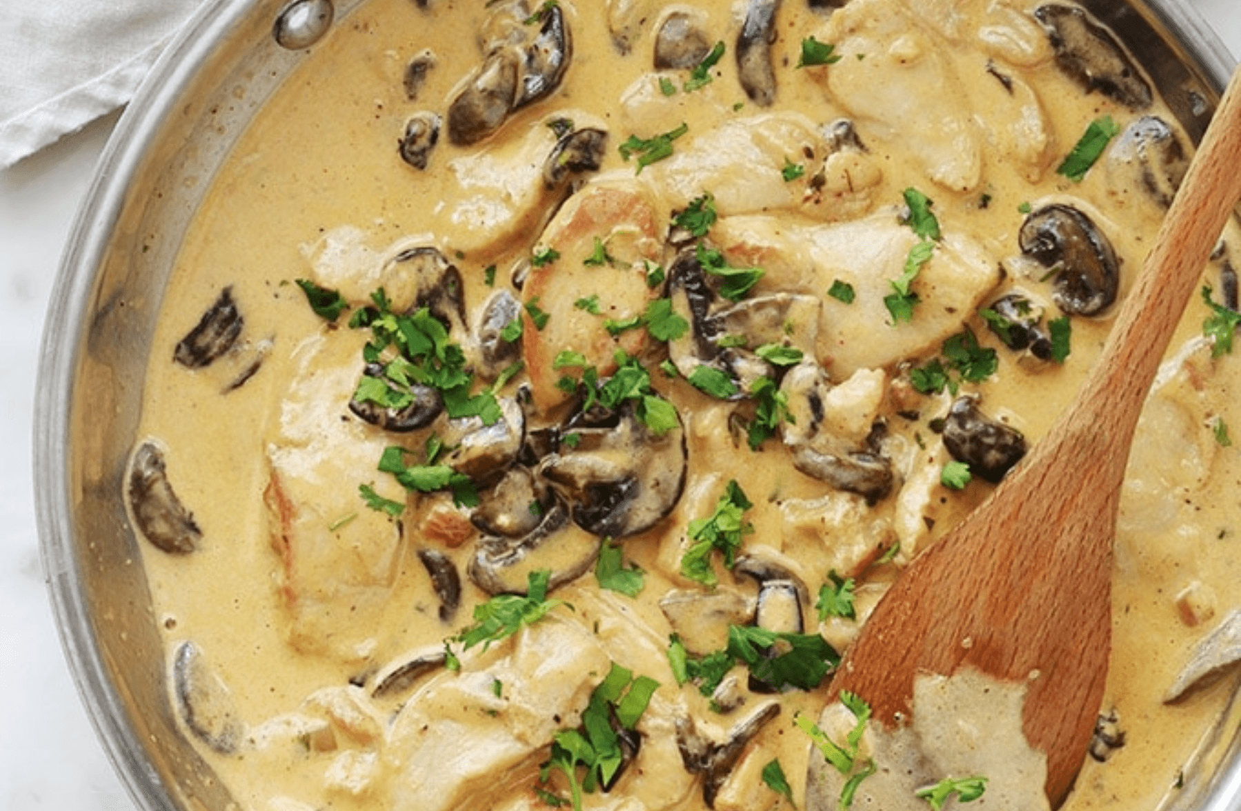 Suprême de poulet à la crème de champignons