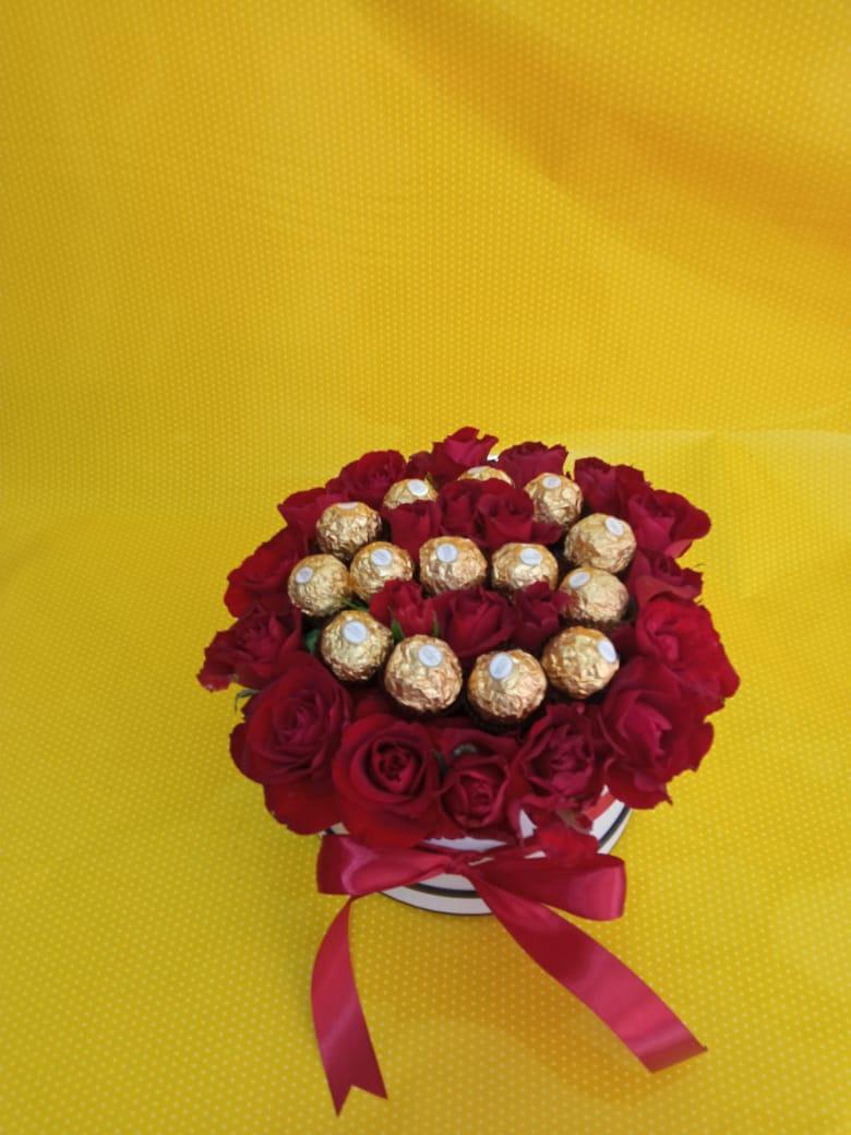 Box Fleurs Rouge Avec Chocolats