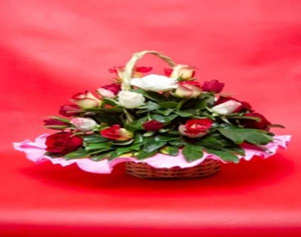 Panier En Rose Et Rouge