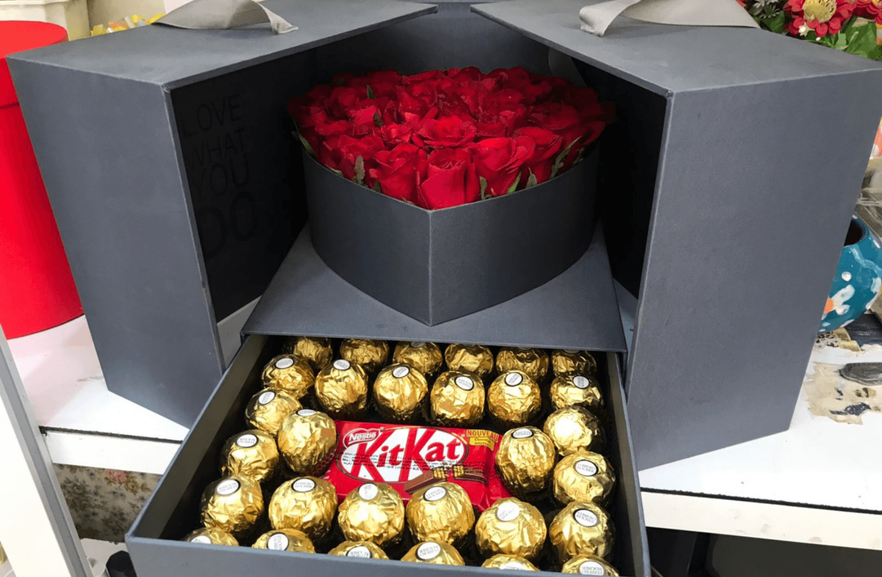 Box De Rose Noir Avec Chocolat