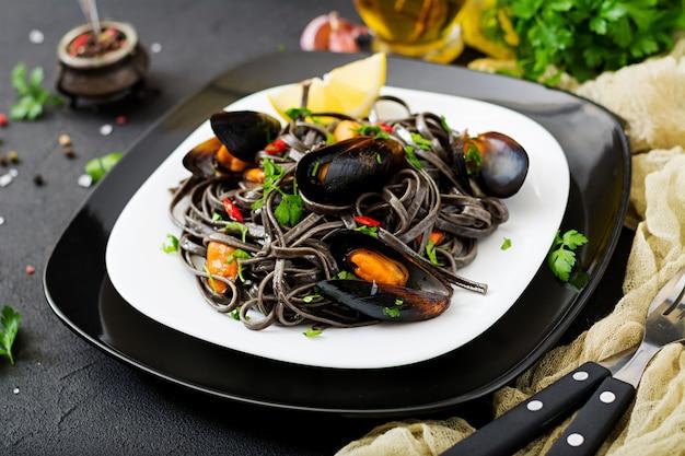 Spaghetti Noir Au Fruit De Mer