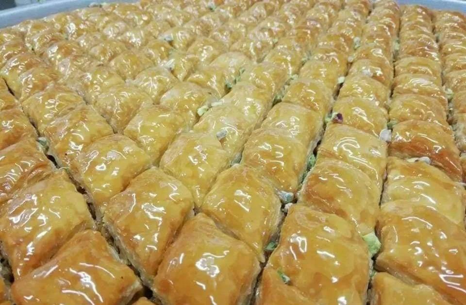 البقلاوة السّوريّة لوز