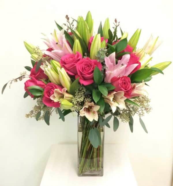 Composition Lys – Roses – Feuillages – Vase