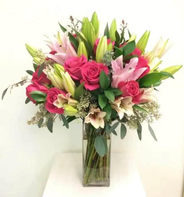 Composition Lys – Roses – Feuillages – Vase