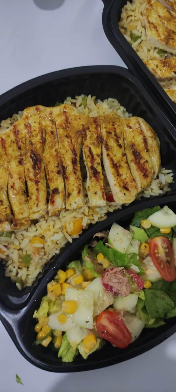 Filet De Poulet Servi Avec Riz Et Salade Marocaine