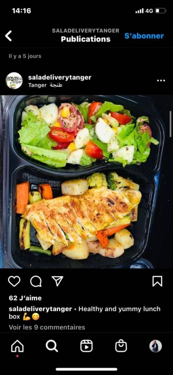 Filet De Poulet Servi Avec Légumes Et Salade Marocaine