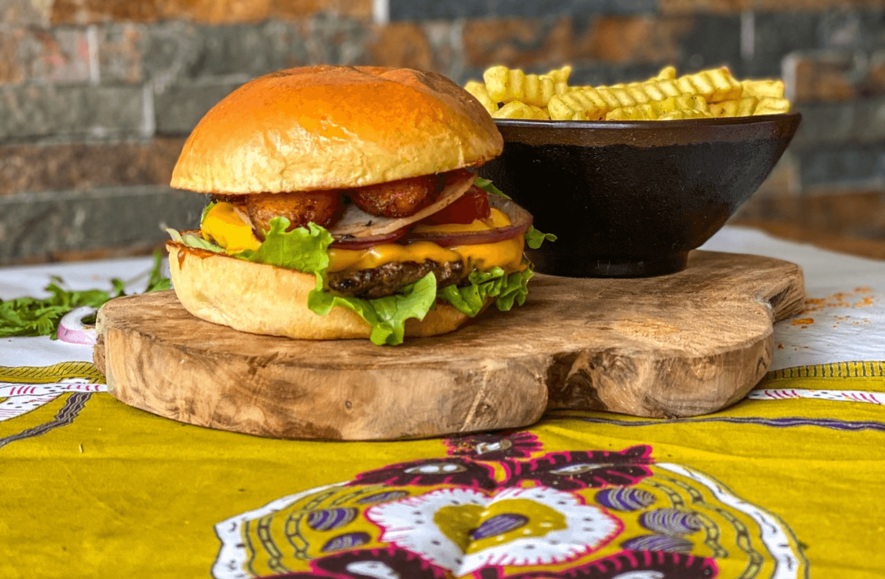 Mac Aloko Bœuf Burger - Servi avec Frites et Salade