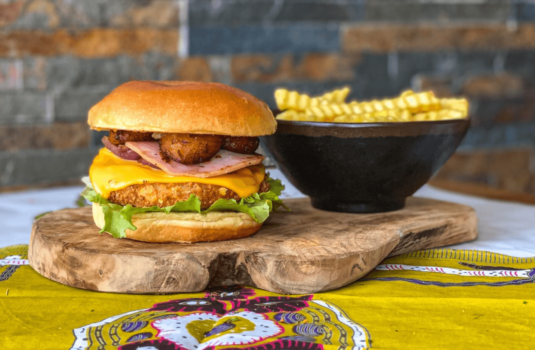 Mac Aloko Poulet Burger - Servi avec Frites et Salade