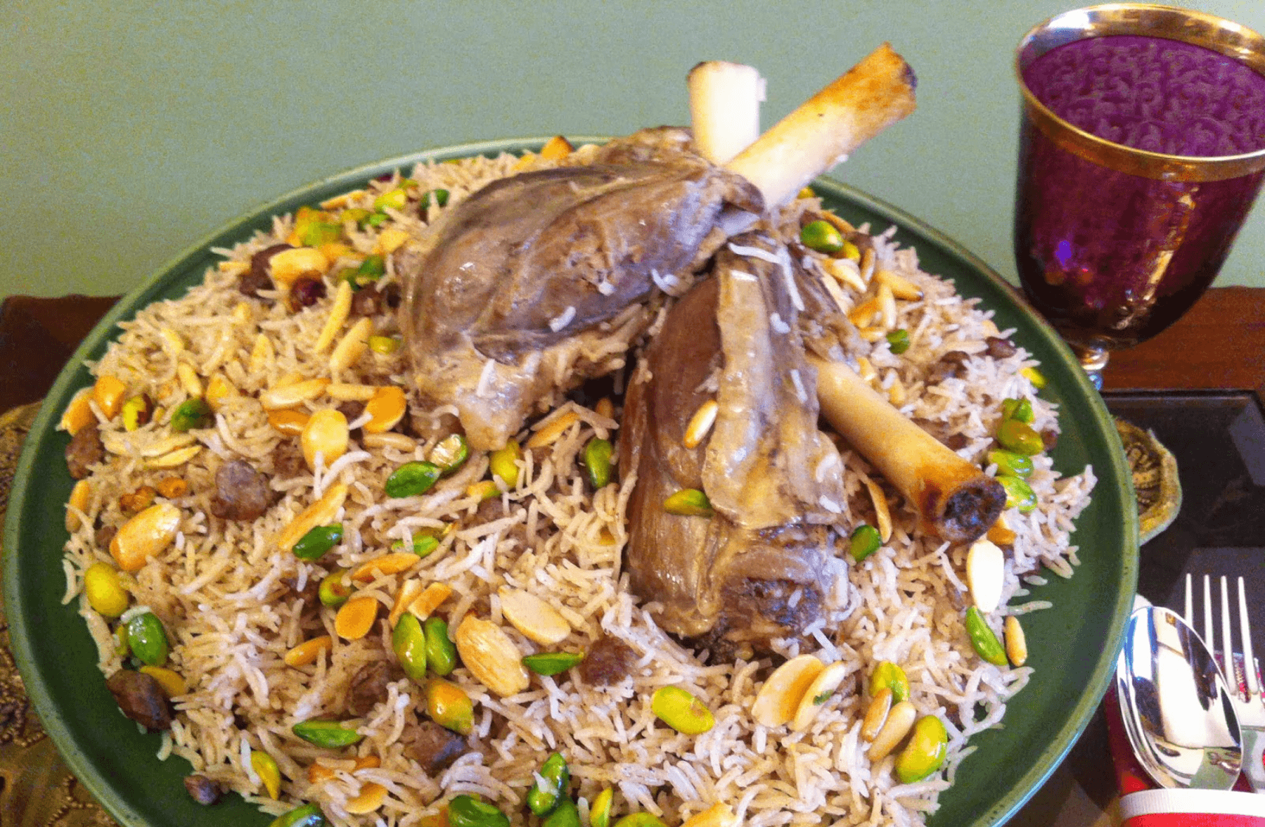 موزة خروف مدخن مع رز كرم لبنان و مكسرات مقلية