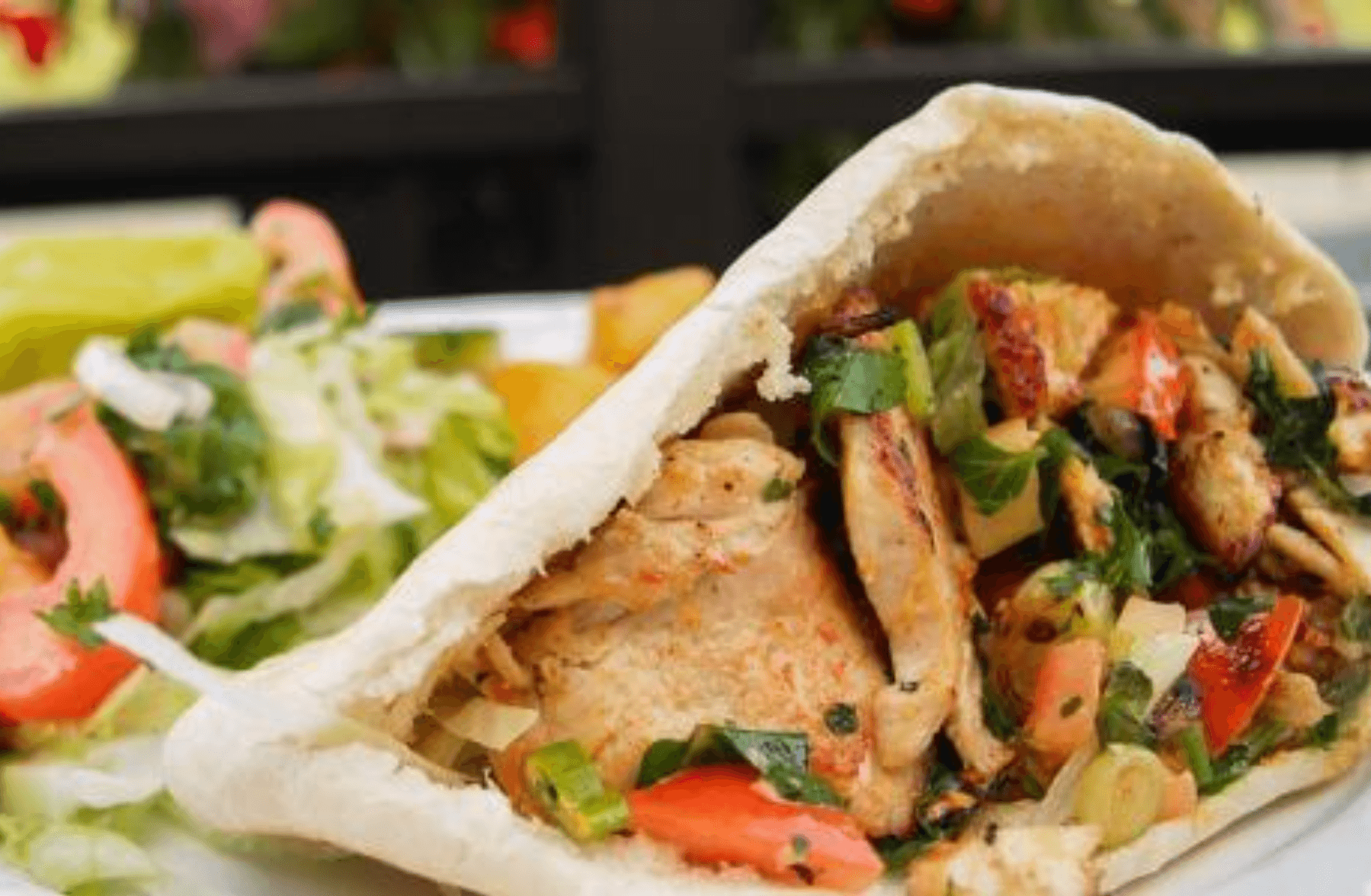 رغيف سندويش سبيسيال شيش طاووق