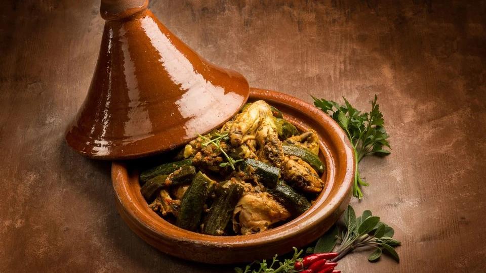 Tajine Traditionnel Au Légume Avec L'huile D'argan