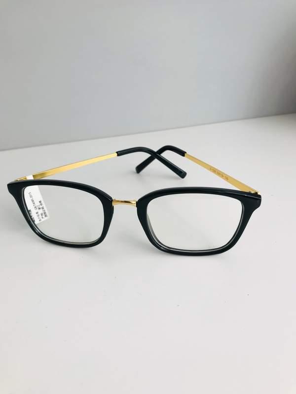 Delicate flat mirror