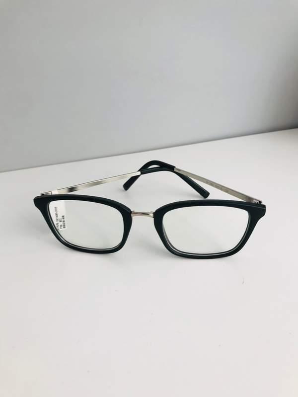 Delicate flat mirror