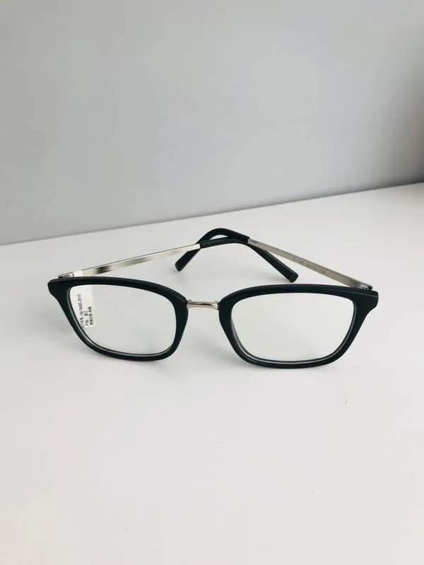 Delicate flat mirror