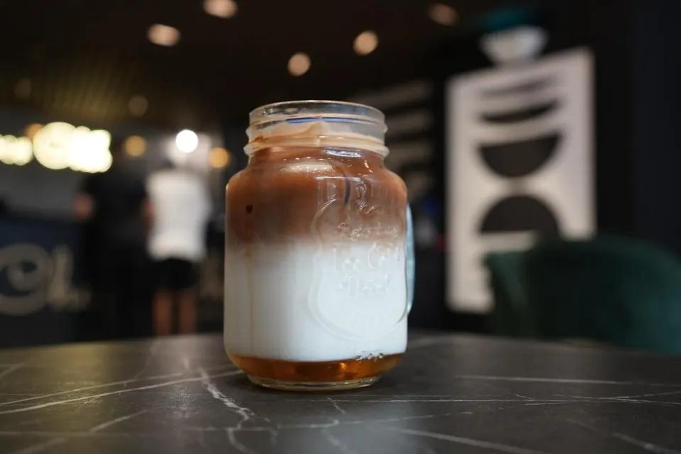 Latte caramel salé glacé