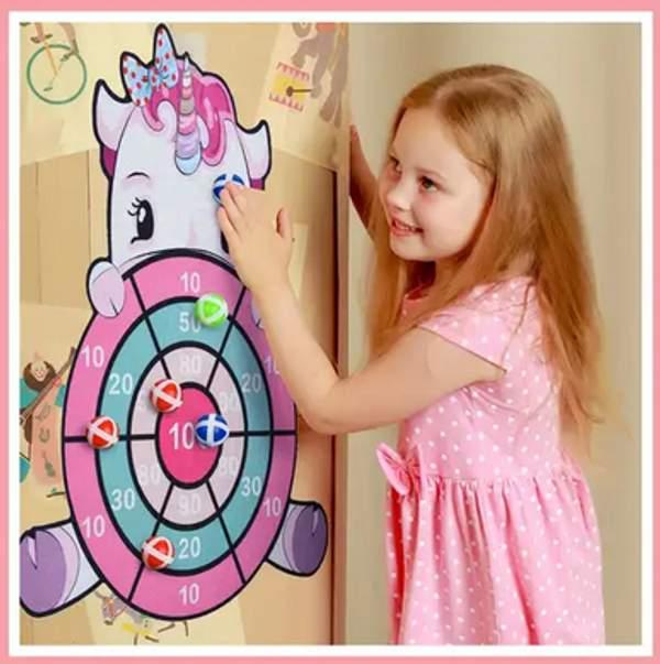 Jeu mural pour enfant avec balles et flechettes