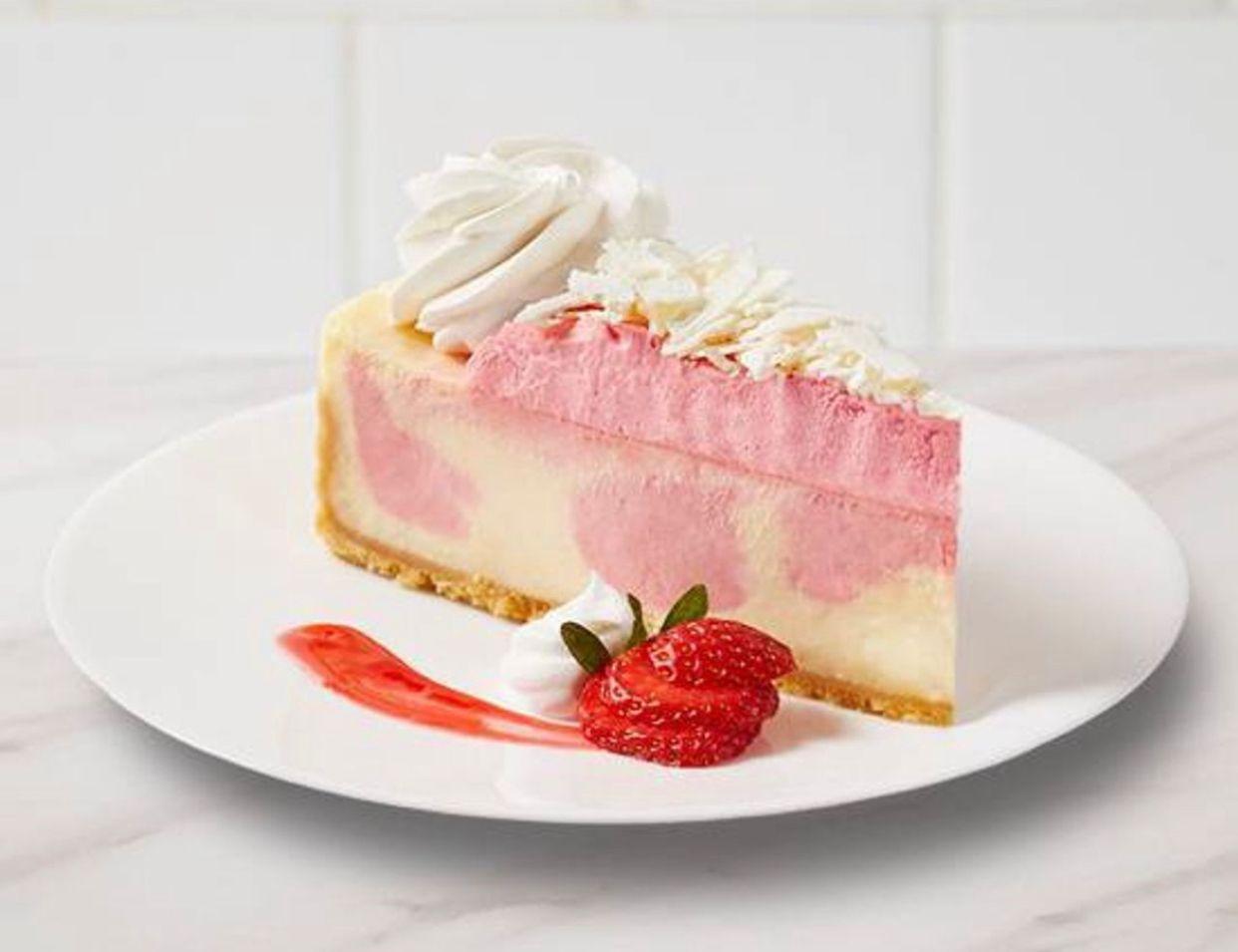 Tranche de Gâteau au Fromage aux Fraises et à la Crème
