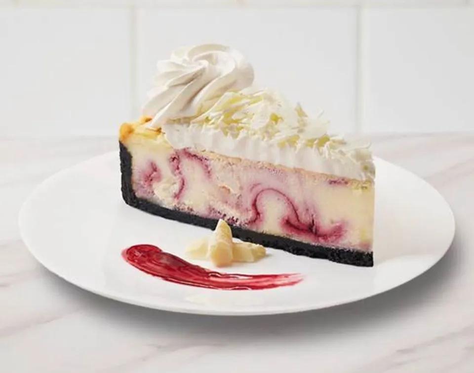 Tranche de Gâteau au Fromage Framboises Chocolat Blanc