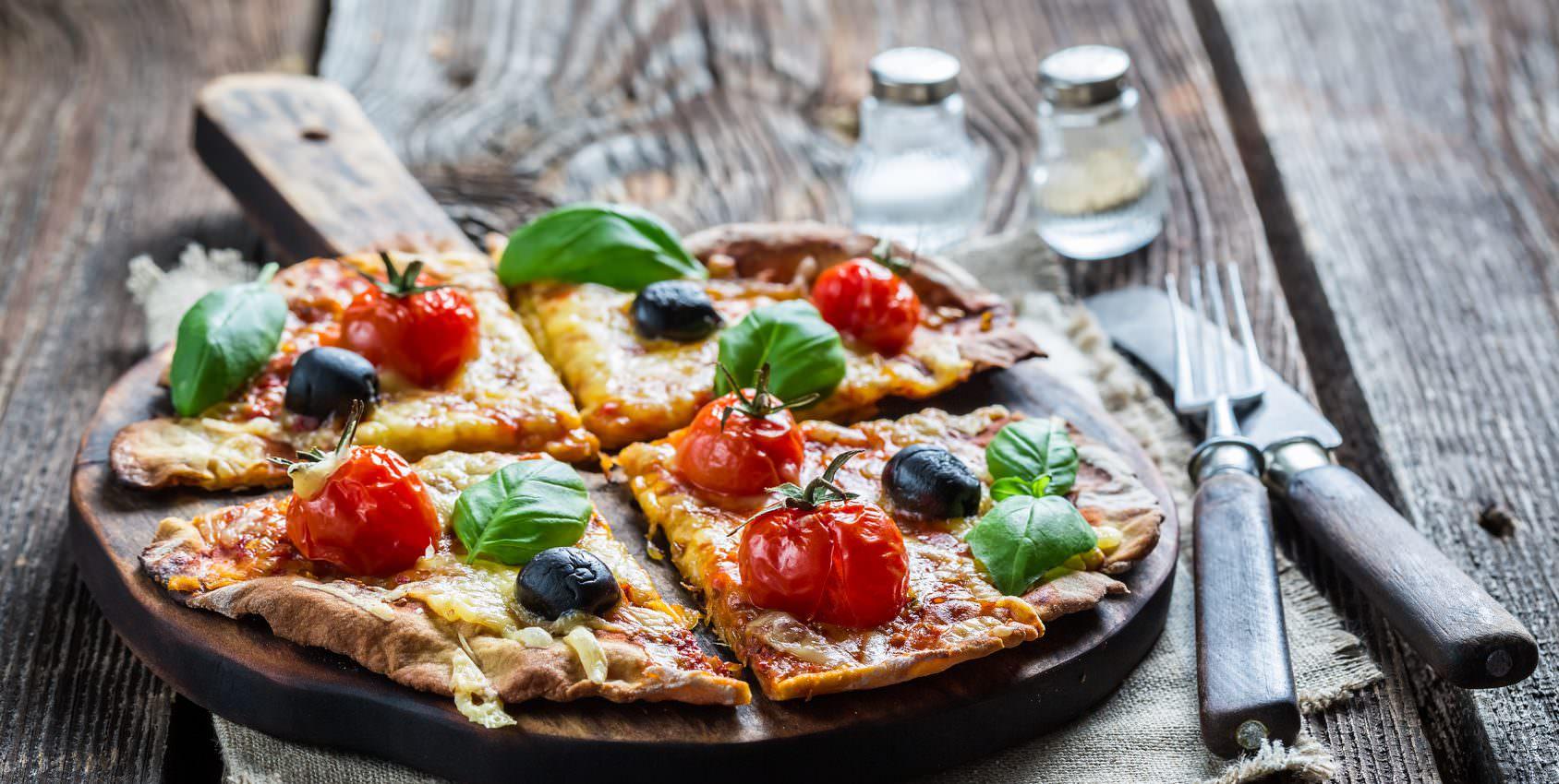 Demi Pizza Et Salade de Crudités Variées