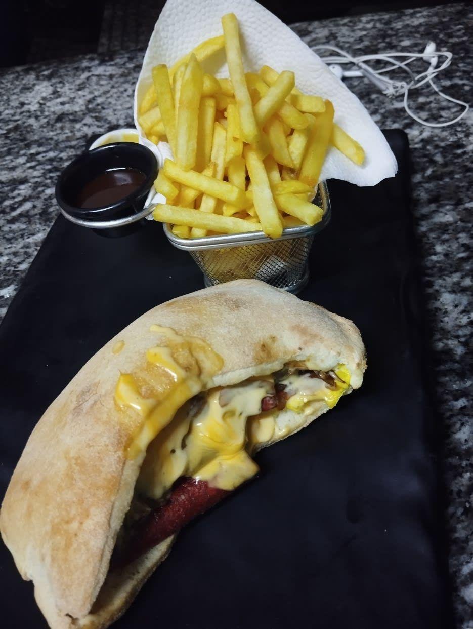 Sandwich GascognePain beldi, poulet crispy, salade, fromage mozza, oignon crispy, sauce à l'ail, sauce barbecue