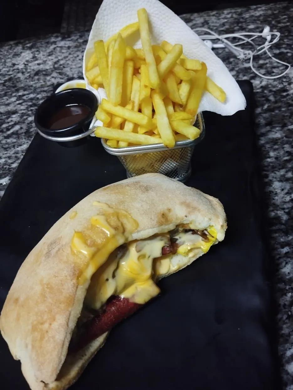 Sandwich GascognePain beldi, poulet crispy, salade, fromage mozza, oignon crispy, sauce à l'ail, sauce barbecue