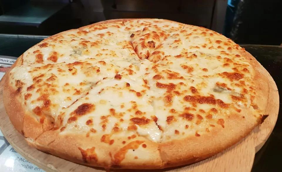 Pizza Medium Full Cheese