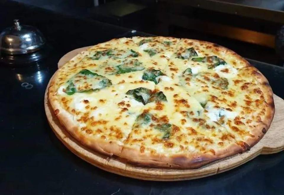 Pizza Medium  Poppey