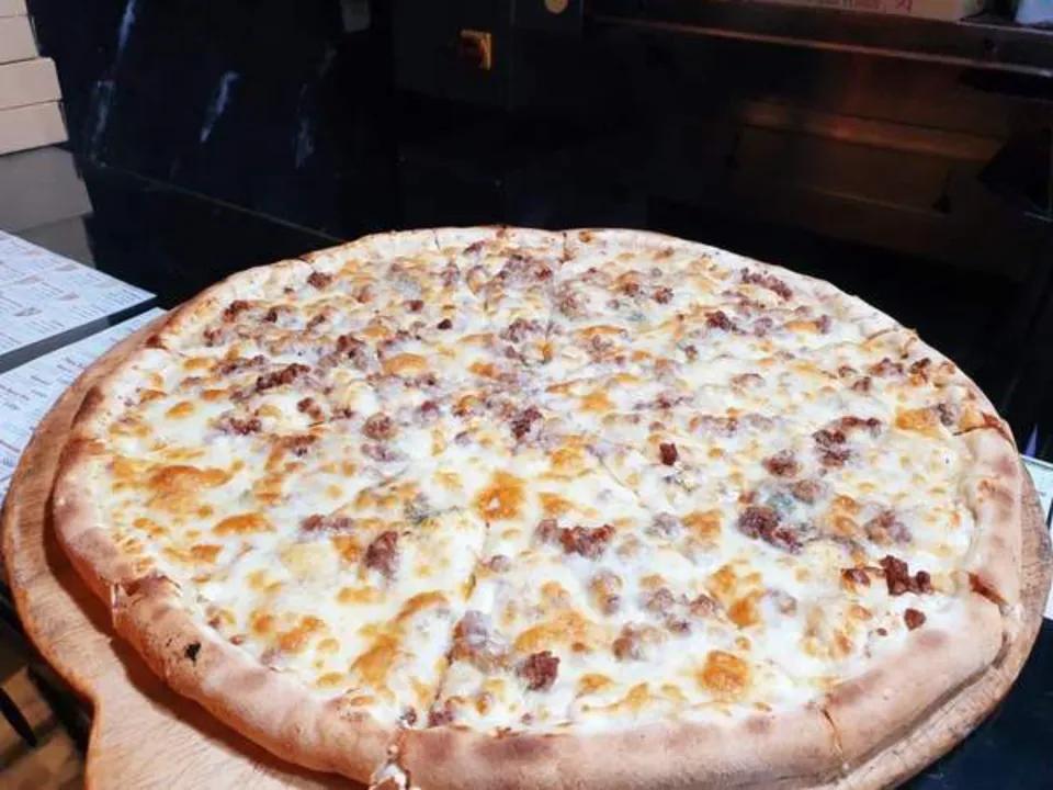 Pizza Medium Beefy cheese