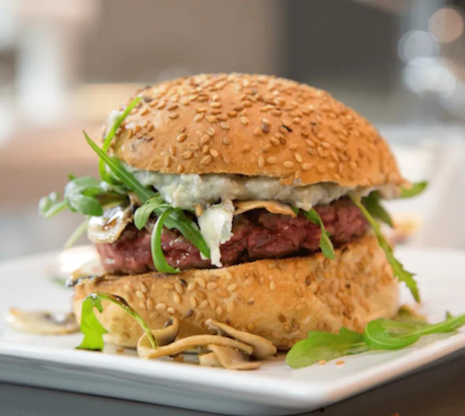 M&C Burger Roquefort