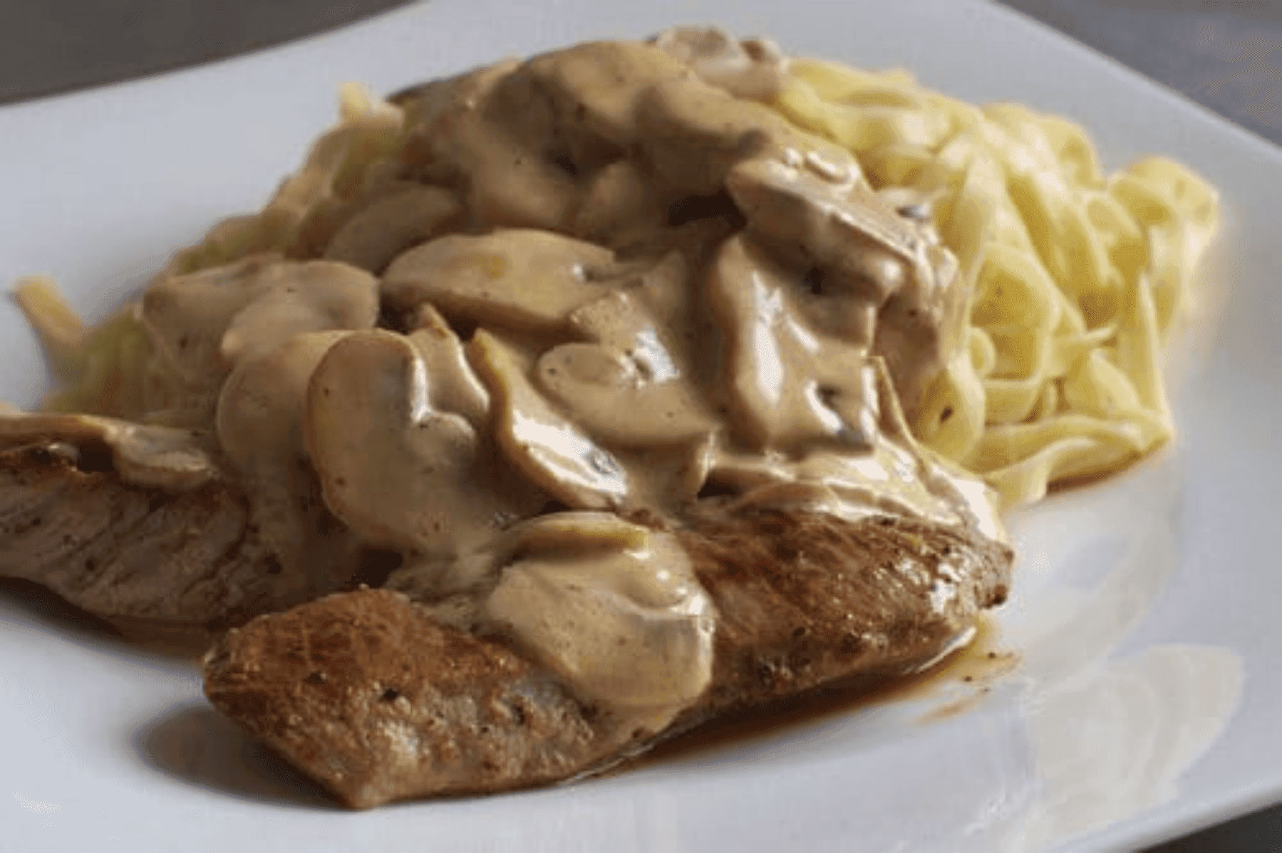 Suprême de poulet sauce champignons à la crème