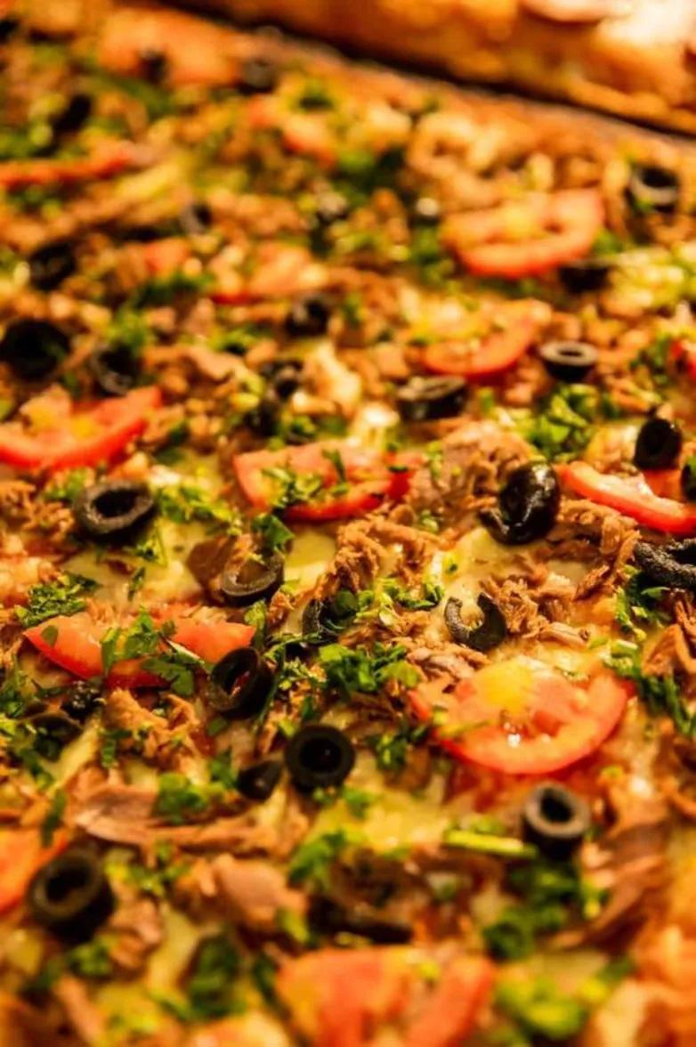 PIZZA TONNO 1/2 Plateau