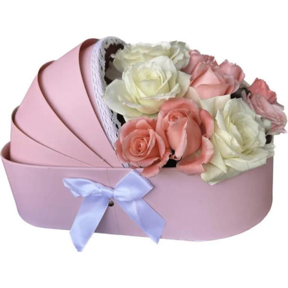 Berceau de fleurs pour naissance fille