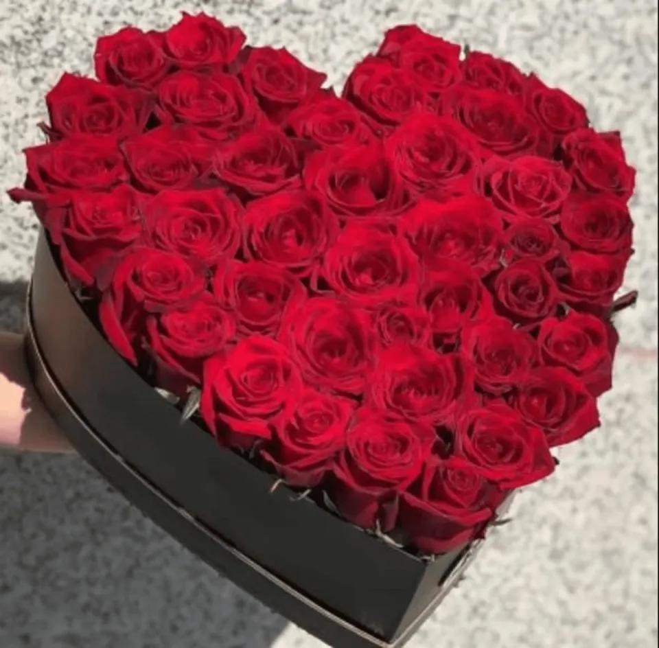 Boite Cœur avec les fleurs rouge