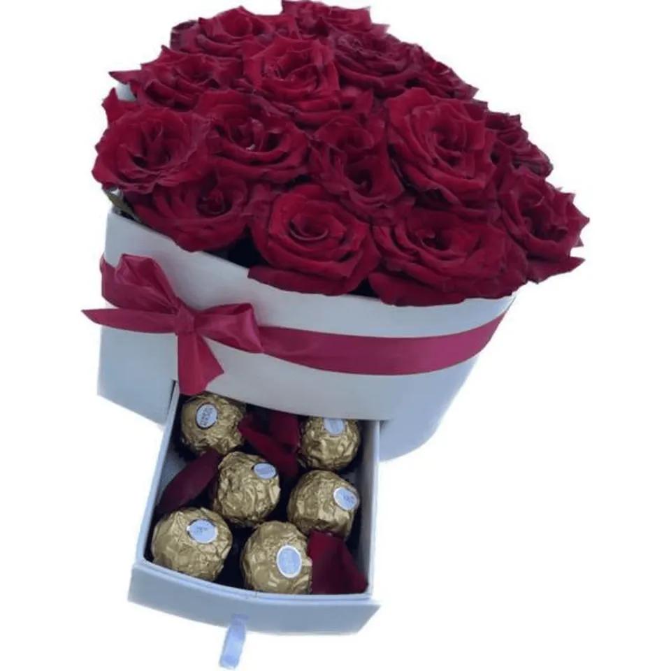 Boite Cœur blanc  avec les fleurs et chocolat