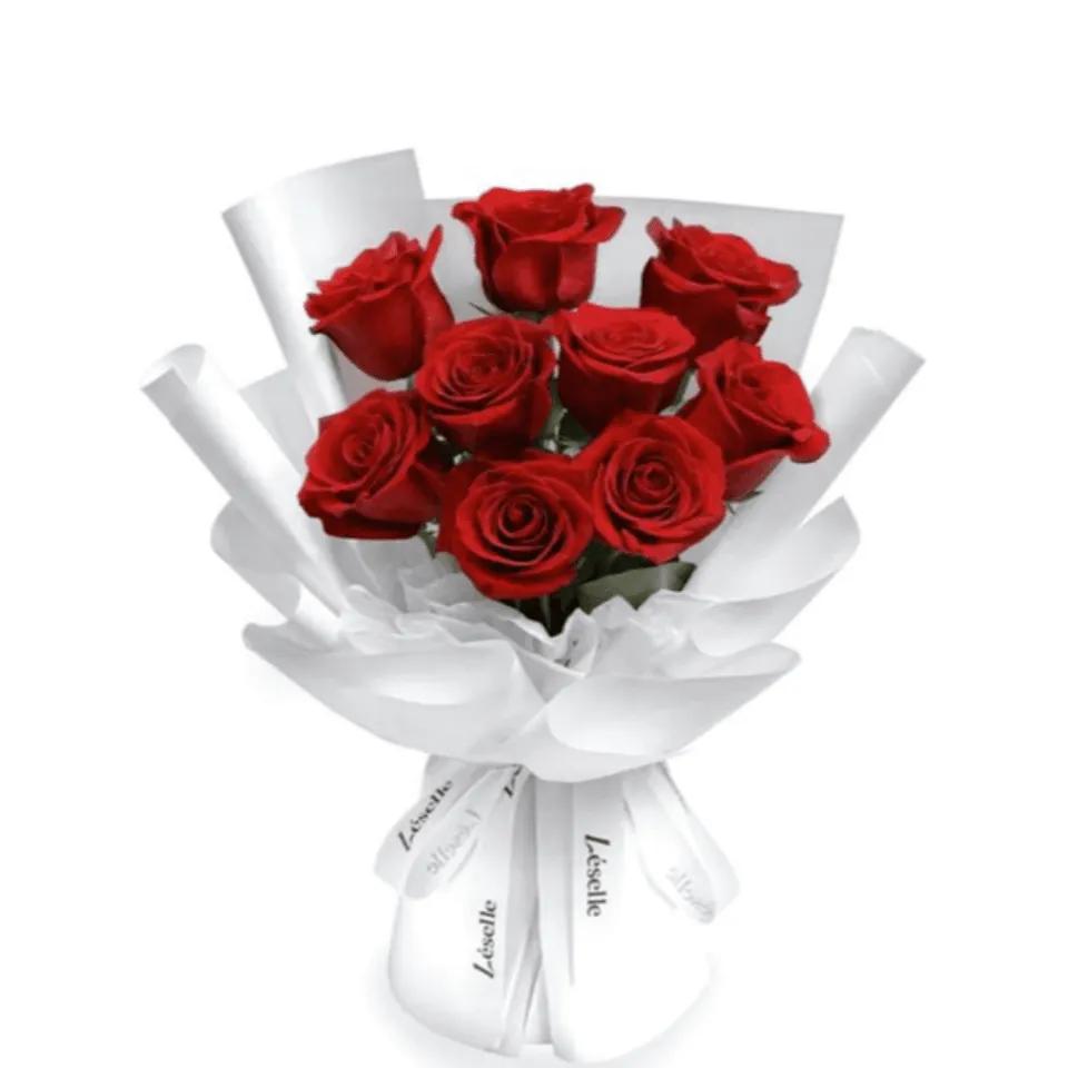 Bouquet De Fleurs Rouges Emballé En Blanc