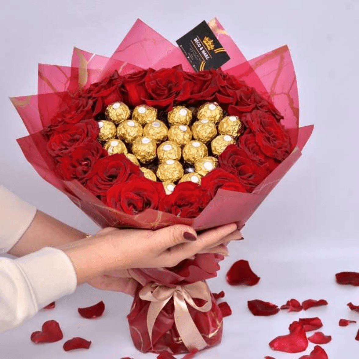 Bouquet cœur des fleurs et chocolat