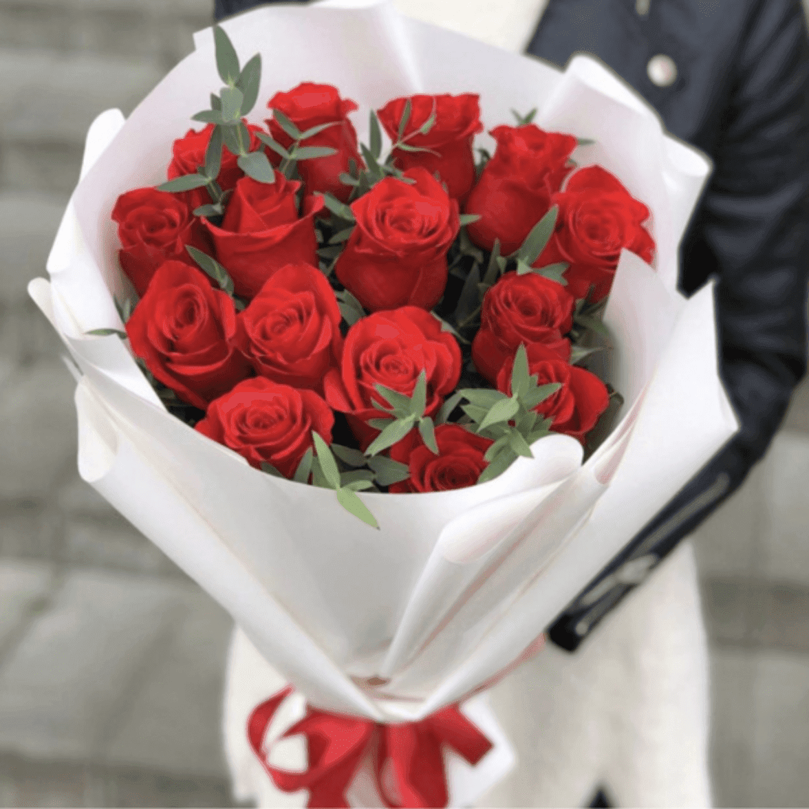 Bouquet de fleurs rouge avec emballage Blanc