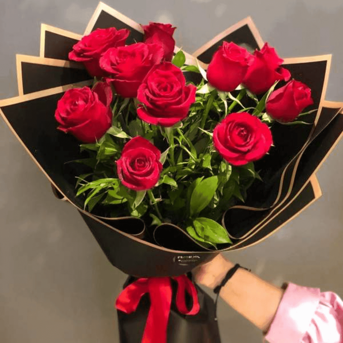Bouquet de fleurs rouge avec emballage noir