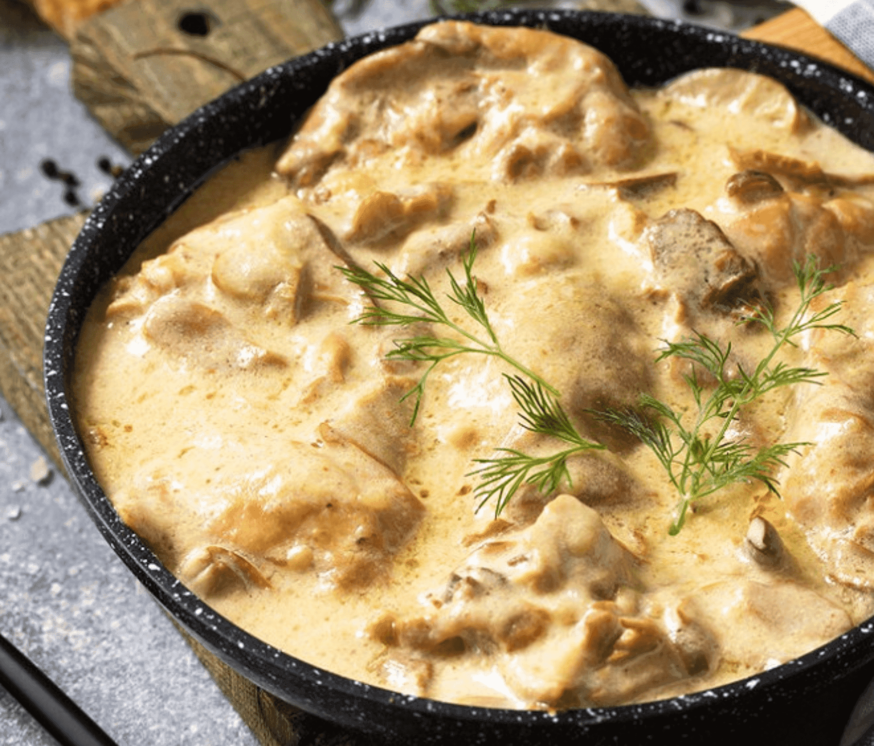 Escalope de poulet à la crème de champignons de Paris 
