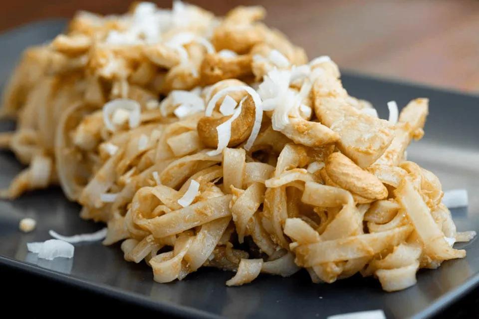 Nouilles sautées aux crevettes et cacahuètes