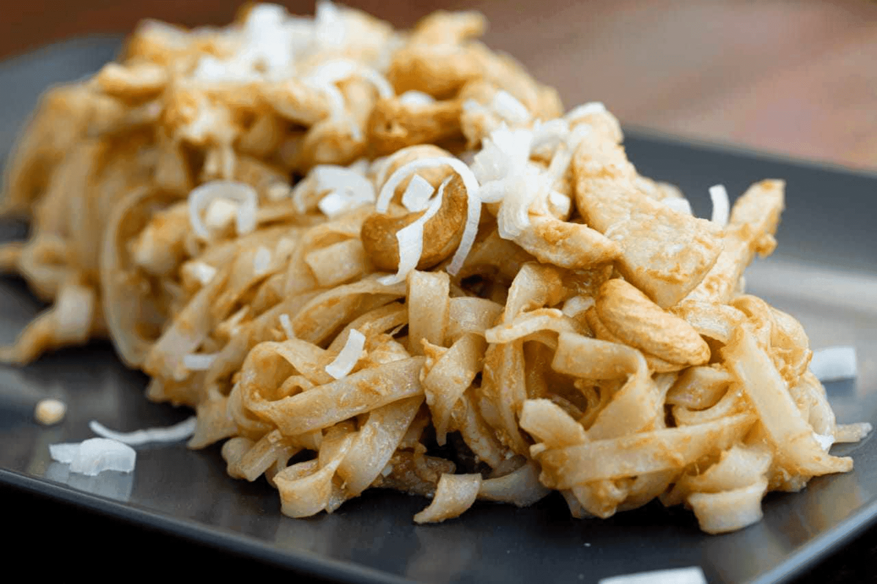 Nouilles sautées au poulet et cacahuètes