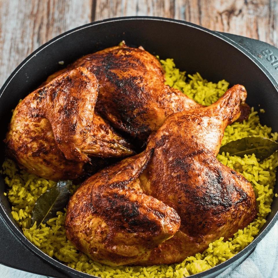 دجاجة مصلية كاملة