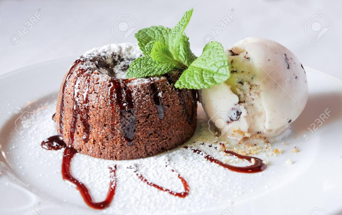 Fondant Au Chocolat Avec Boule De Glace Vanille