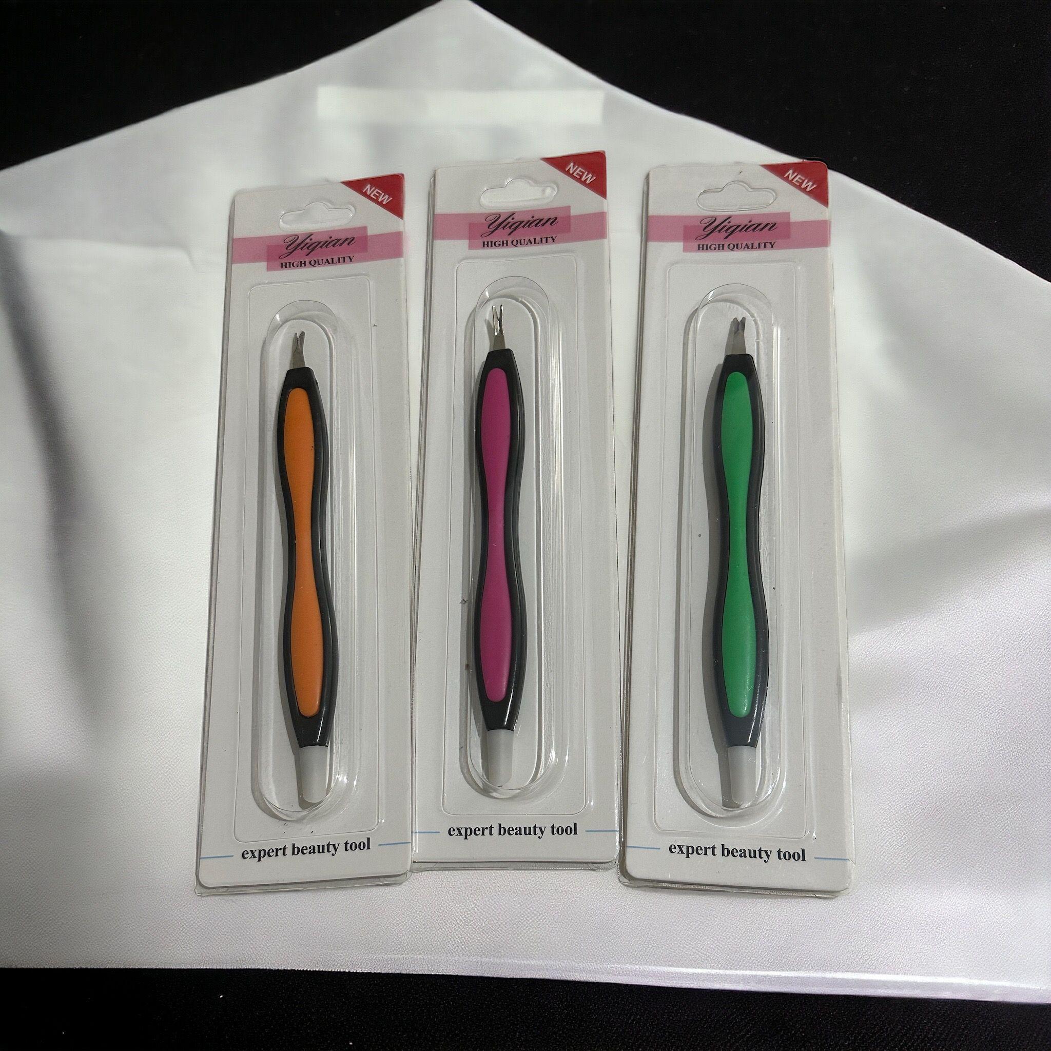 Cuticule pince coloré une pièce