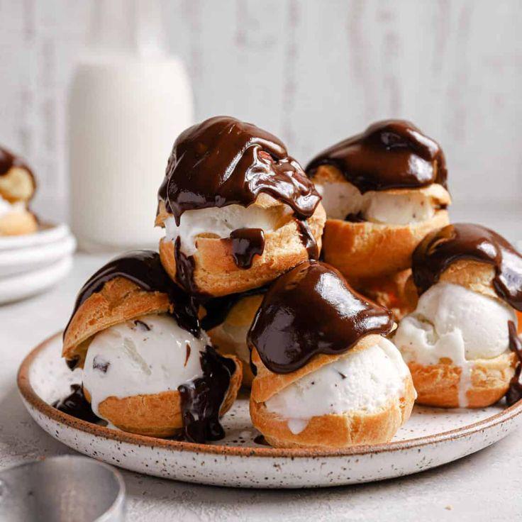 Profiteroles Con Chocolate Y Helado