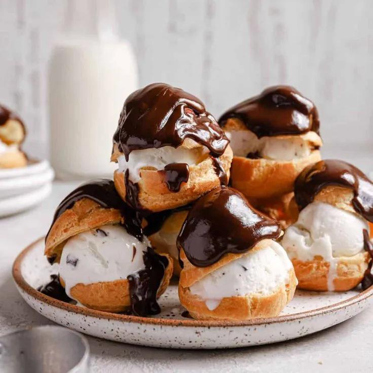 Profiteroles Con Chocolate Y Helado