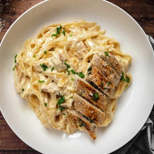 Tagliatelles au Poulet Champignons Frais