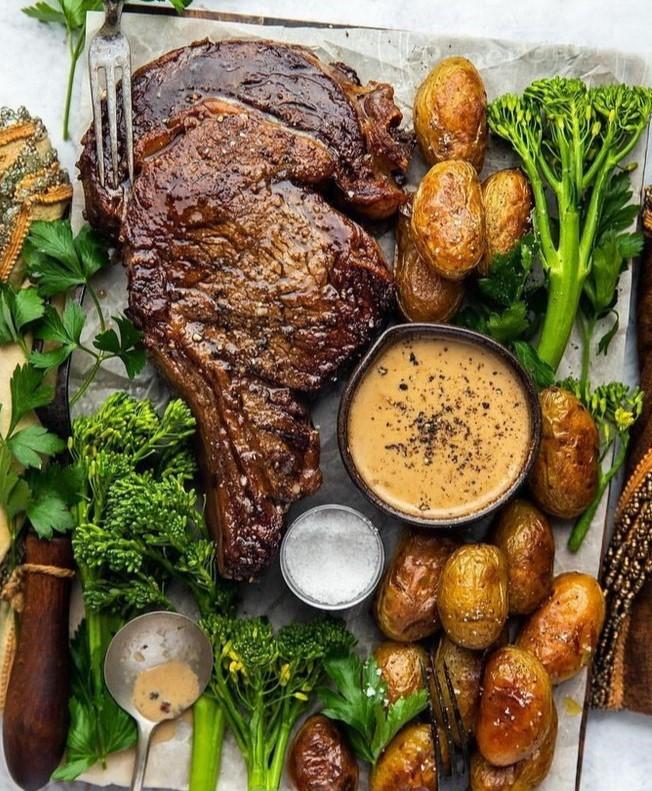 Demi Méchoui D'ageau Farci A La Chekhchoukha Avec 3 Garnitures