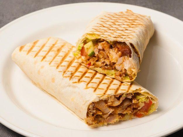 سندويش شاورما رغيف